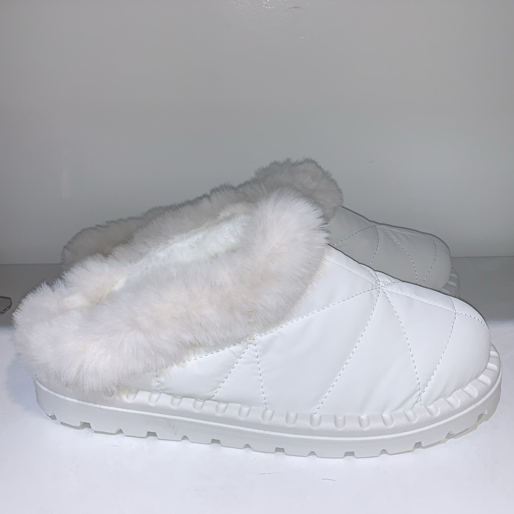 WHITE QUILTED FUR CLOGS